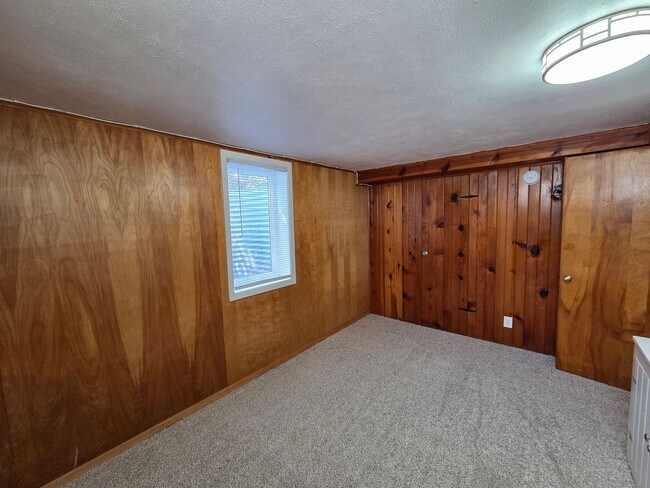 Building Photo - 4 Bedroom remodeled House Cedar Falls