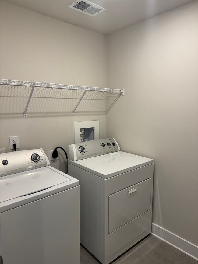 Building Photo - Great Price and location!