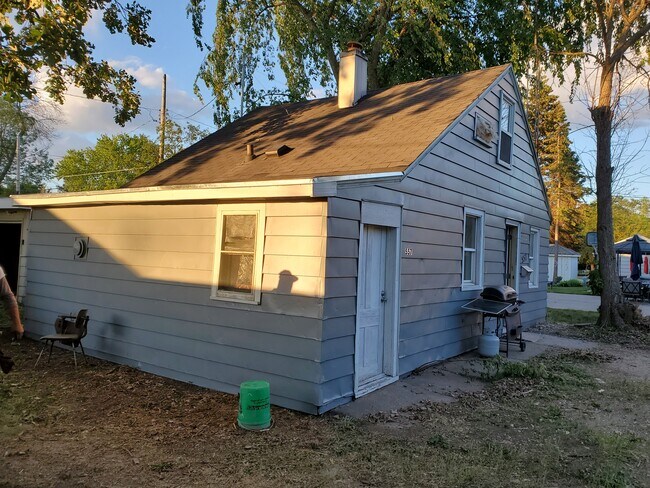 Building Photo - 557 E Division St