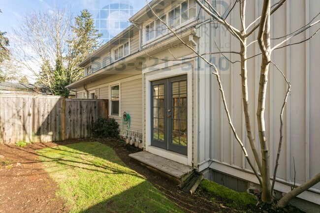 Building Photo - Charming 2 Bedroom Apartment Available in Milwaukie - Private Fenced-In Yard!
