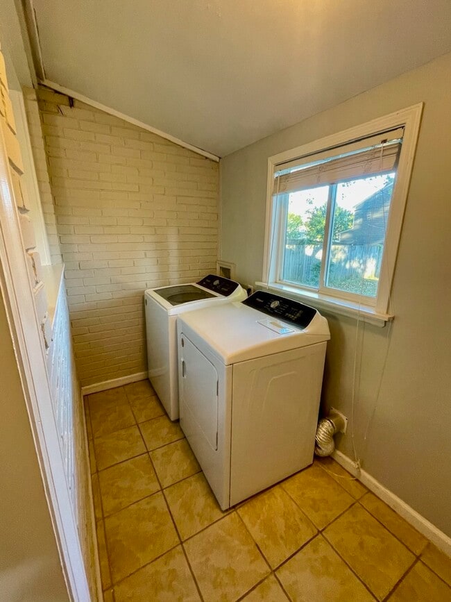 Washer/Dryer - 2338 Morton St