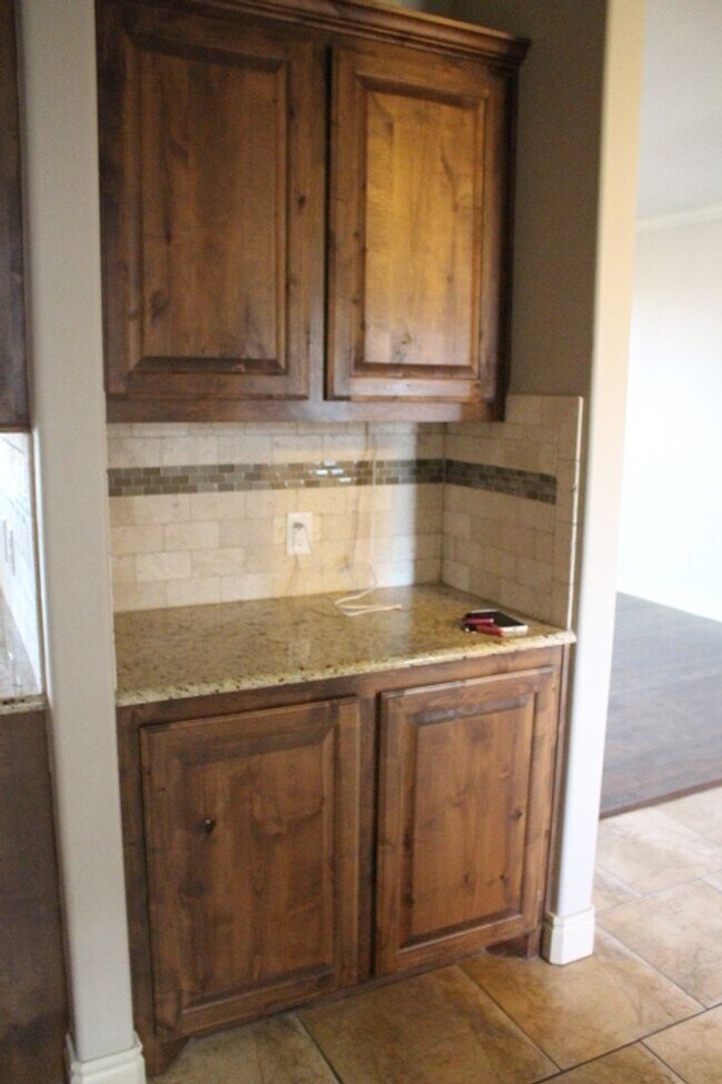 Building Photo - Southwest home, close to hospital, shopping, restaurants and easy access to FT Sill