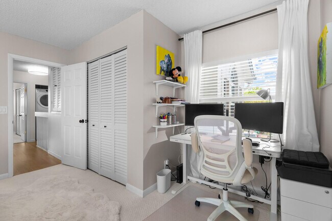 Building Photo - 1321 Bayview Dr