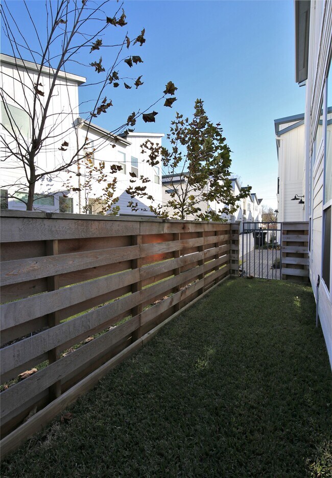 Building Photo - 506 W Donovan St