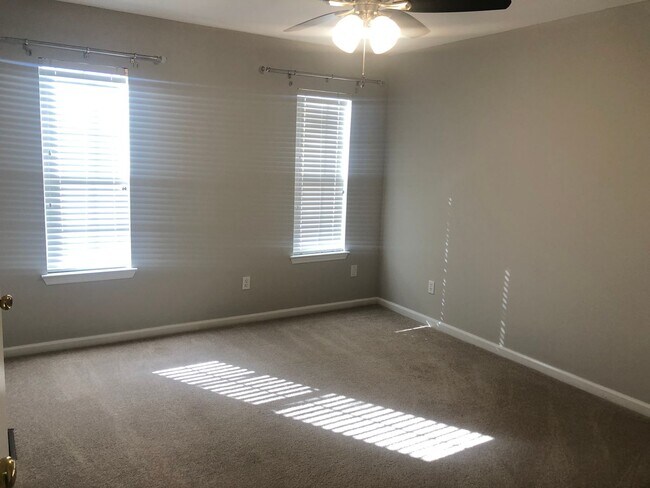 Building Photo - 121 Palm Dr