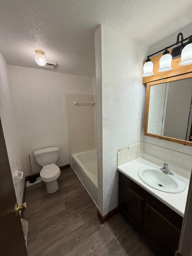 Building Photo - 2305 Southridge Dr