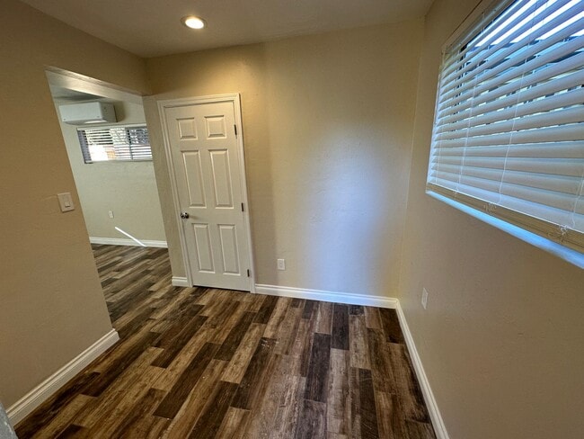 Building Photo - 678 N Shaffer St