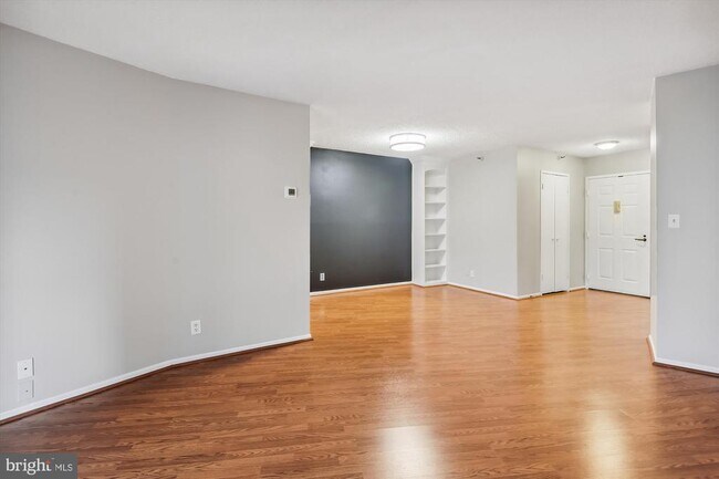 Building Photo - 1600 N Oak St