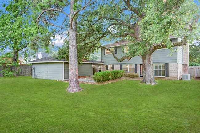 Building Photo - 13915 Charlynn Oaks Dr