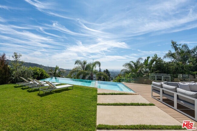 Building Photo - 2501 Banyan Dr