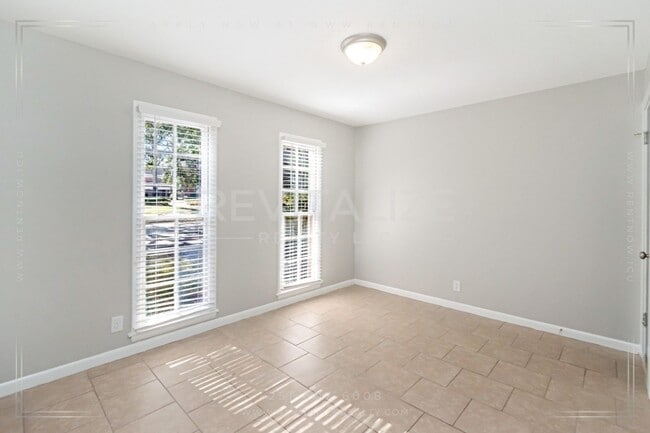 Building Photo - Charming 2/1.5 Apartment in Midtown!