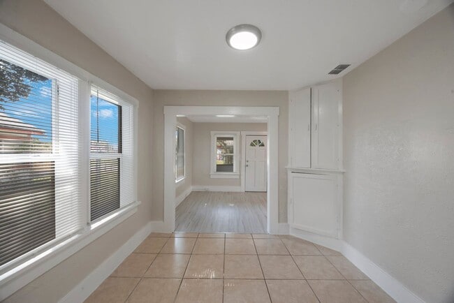 Building Photo - Spacious 2bdrm/1bath home with detached ga...