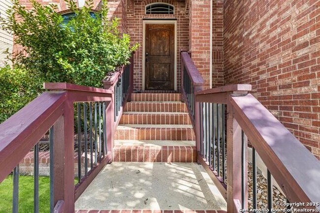 Building Photo - Move In Ready - Stunning 4 bd/2.5 Located ...