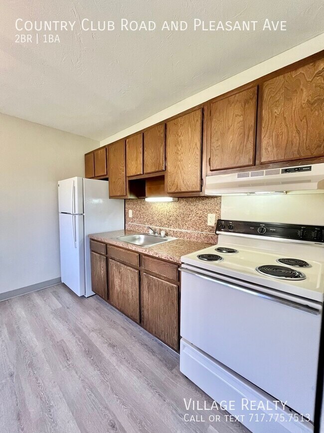 Building Photo - 605 Country Club Rd