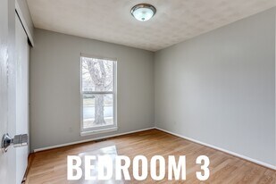 Building Photo - 3149 N Oak Cir