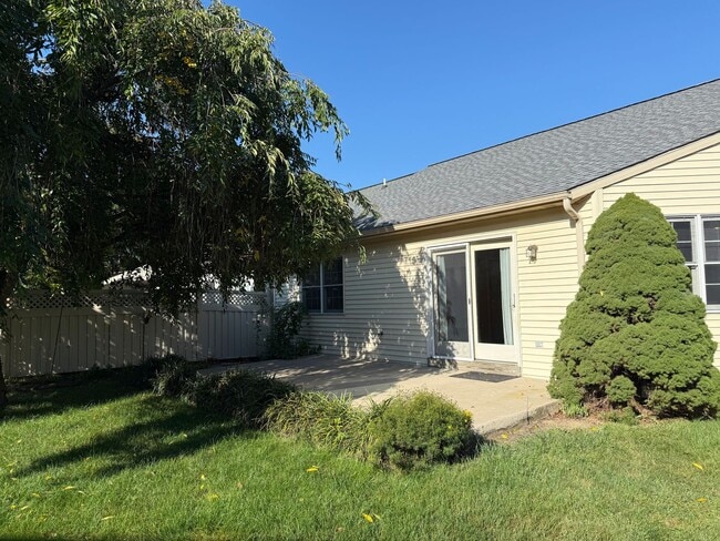 Building Photo - 2 Bedroom 2 Bathroom Townhome In Warwick T...