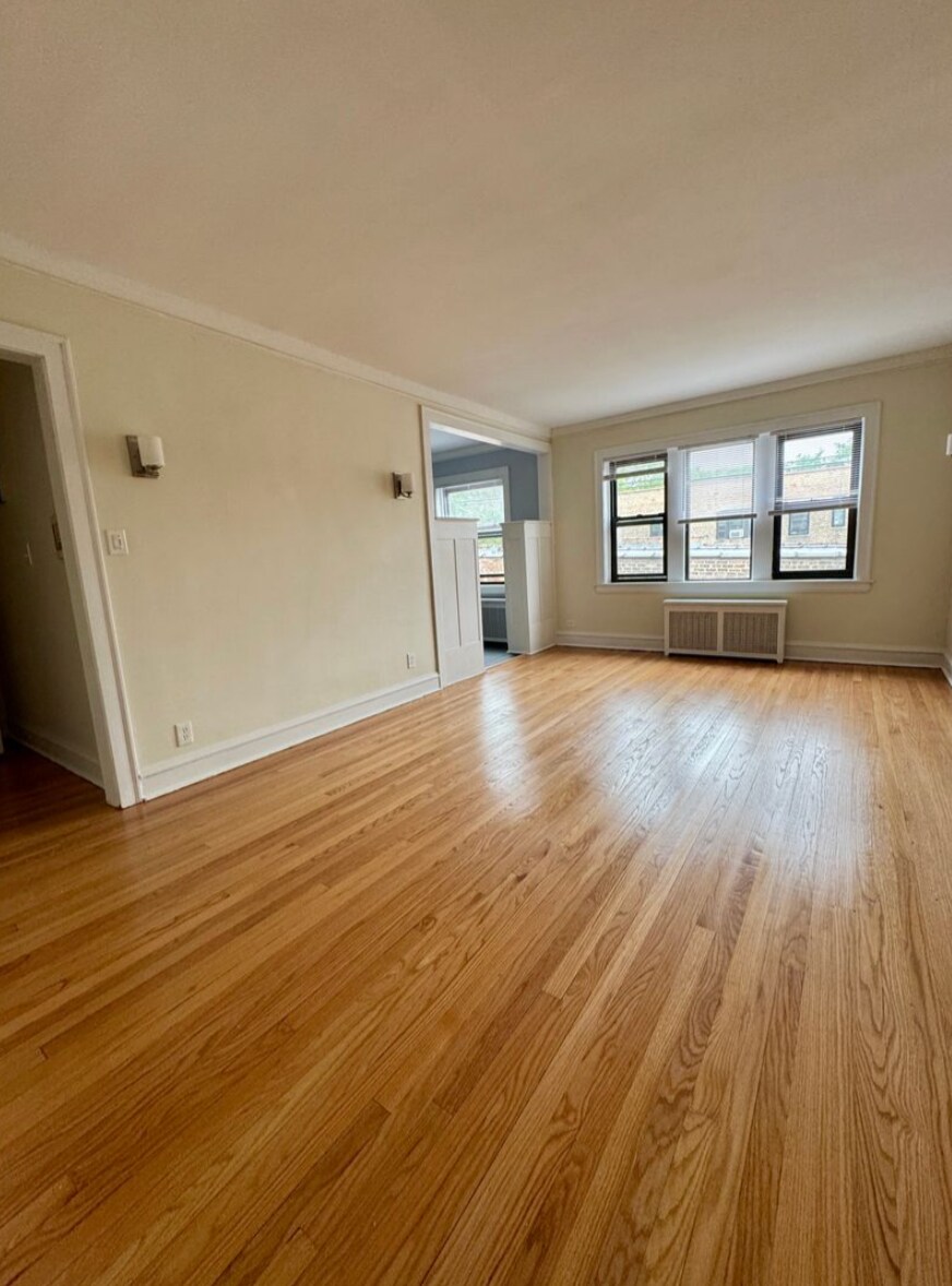 Building Photo - 2420 W Lunt Ave