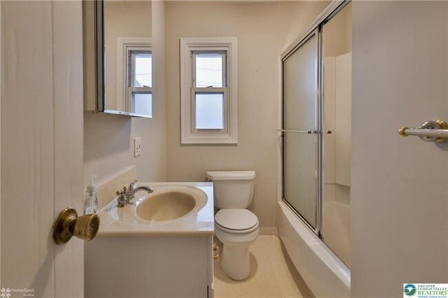 Building Photo - 1557 Greenview Dr