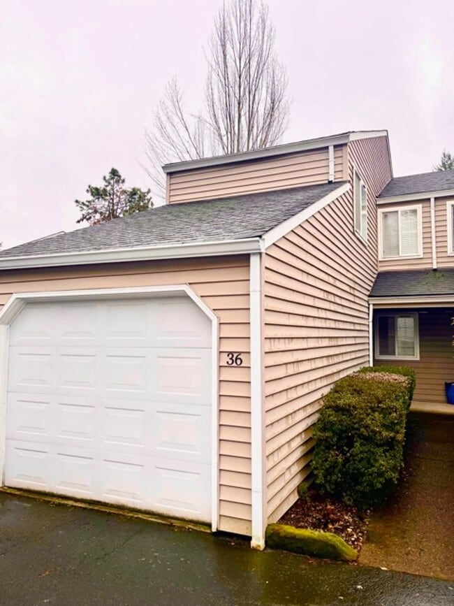 Building Photo - Beautiful Three Bedroom Townhome