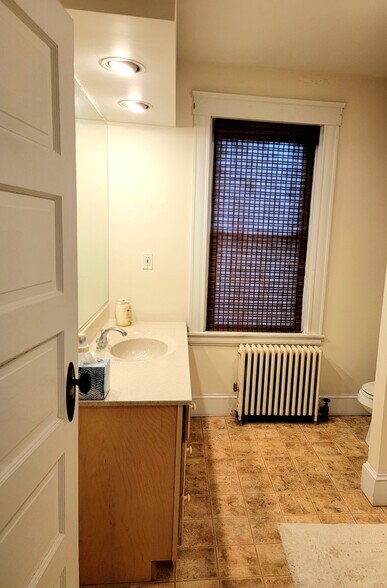 Full bath - 27 Granite St