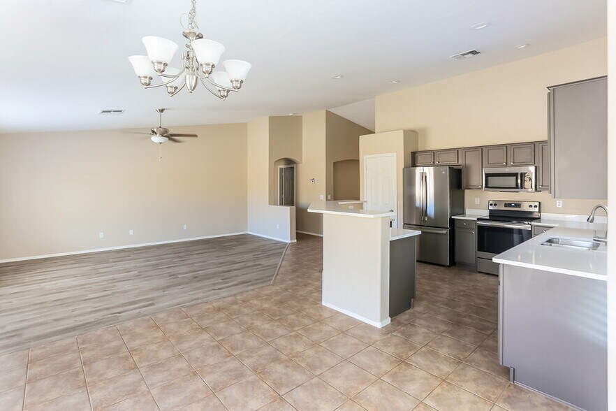 Building Photo - 15316 W Laurel Ln