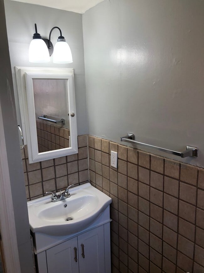 Building Photo - Clean & cozy 2 bedroom 1 bath Rancher comi...