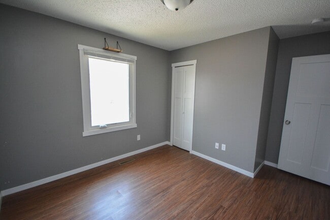 Building Photo - Pet friendly home in Country Club Manor w/fenced yard!