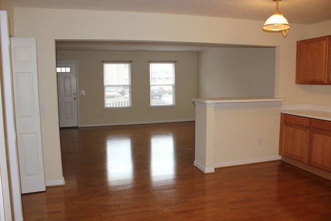 Building Photo - 3 Bedroom, 2.5 Bath Townhouse for Rent
