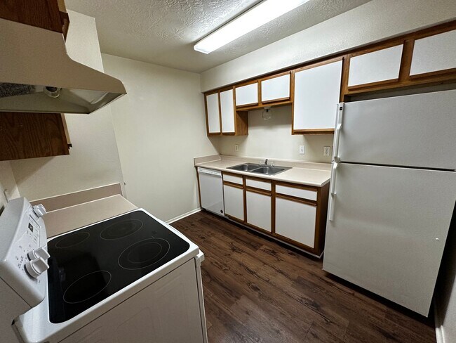 Building Photo - 1/1 Apartment - **HUD Accepted** (upstairs)