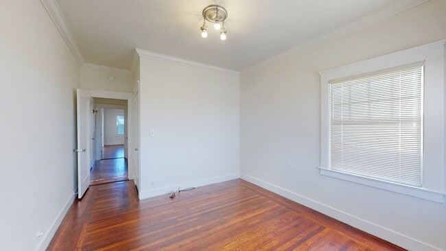 Building Photo - 1925 Charming Oakland Duplex!