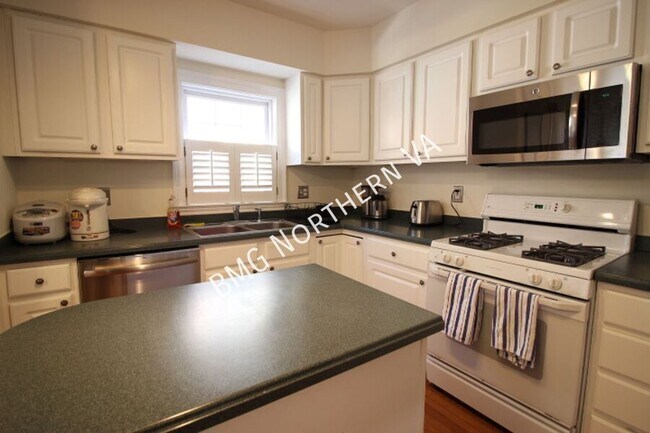 Building Photo - 2304 N Greenbrier Ct