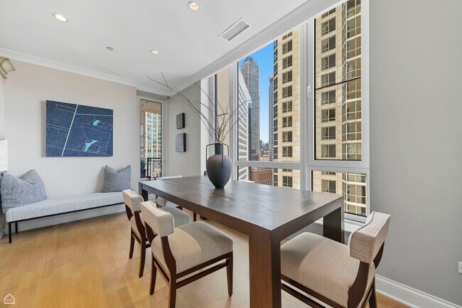 Building Photo - 10 E Delaware Pl