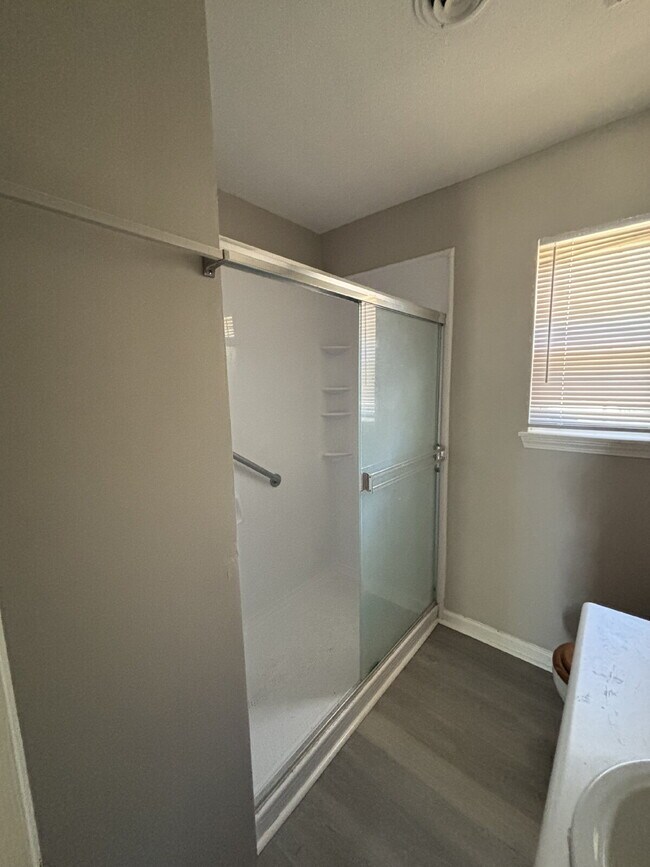 Building Photo - "Charming 3-Bedroom Home with Cozy 987 Sq Ft Living Space in Oak Grove!"