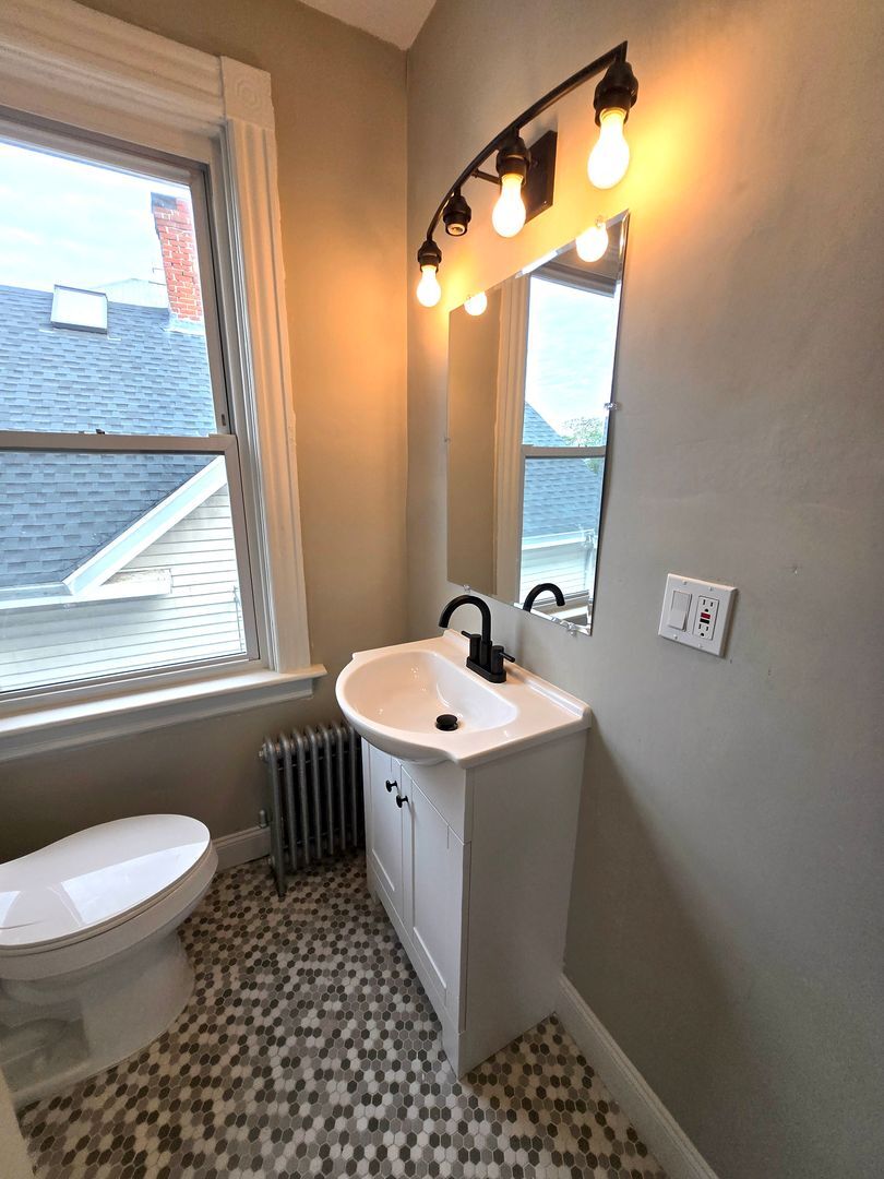 Building Photo - 457 Admiral St