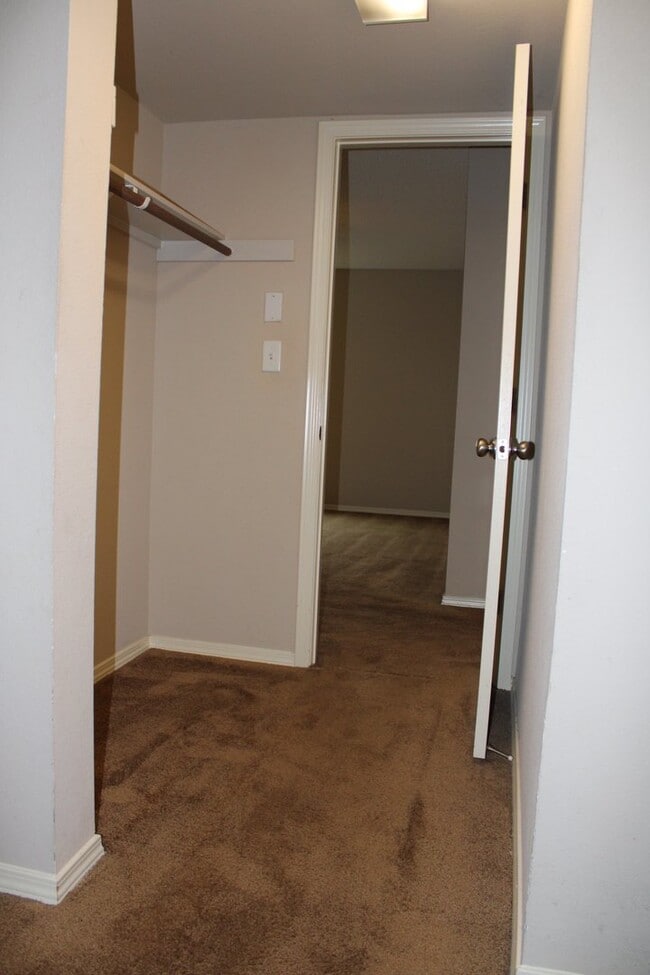 Building Photo - STUNNING MOUNTAIN VIEWS - Move-in special call the office for details