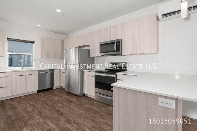 Building Photo - 1689 S W Temple St