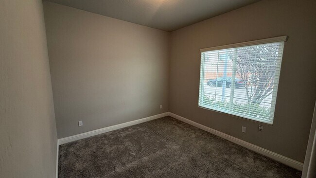 Building Photo - Just Reduced!! 3 Bedroom, 2 Bath located in of Fresno, CA