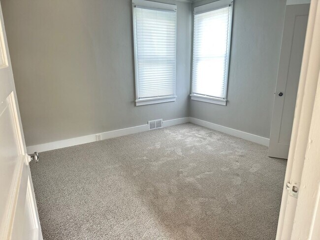 Building Photo - 3 Bedroom Near Elevator and Downtown Orego...