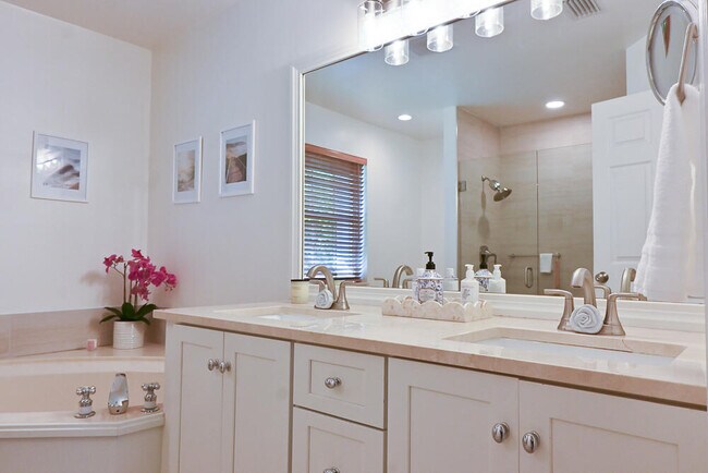 Building Photo - 12828 Meadowbreeze Dr