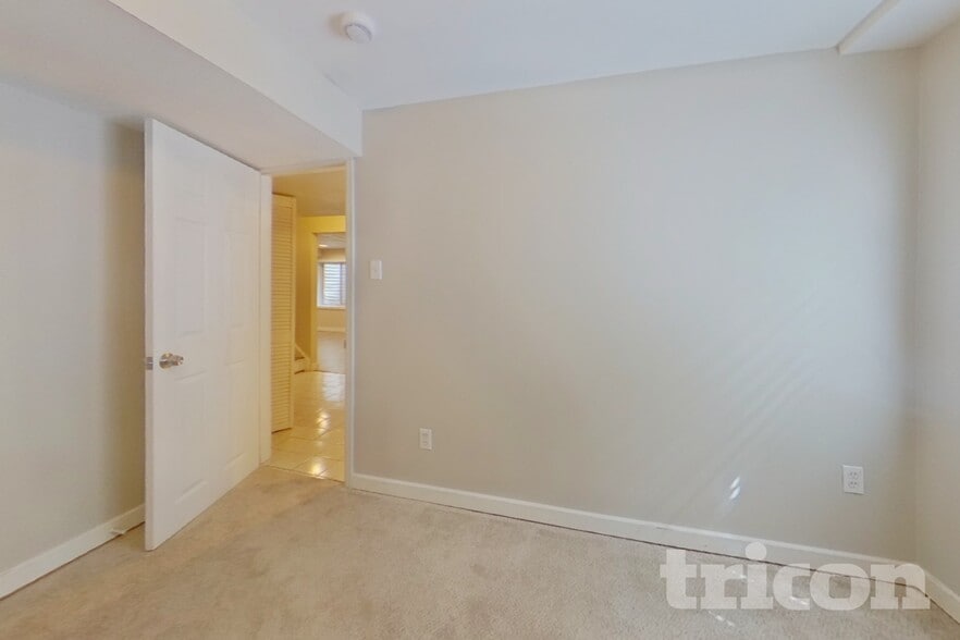 Building Photo - 16240 Quarry Hill Dr