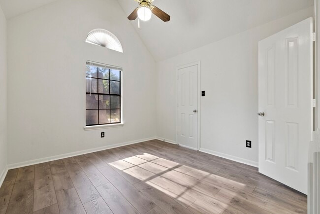Building Photo - 2807 4 Pines Dr