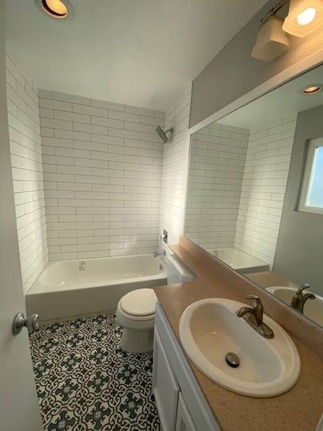Building Photo - Spacious Townhome in Quiet Community w/ Pool