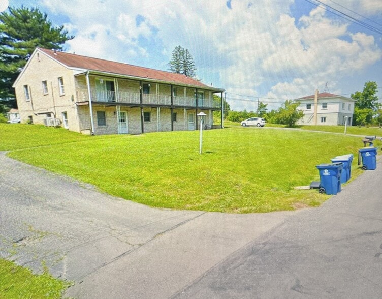 quiet dead-end street, with neighboring property professionally managed by the same owner - 2014 Willow Way Dr