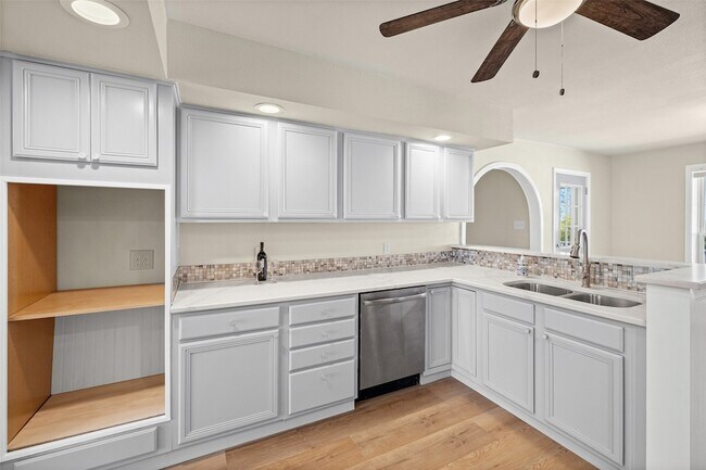 Building Photo - 201 Gail Dr