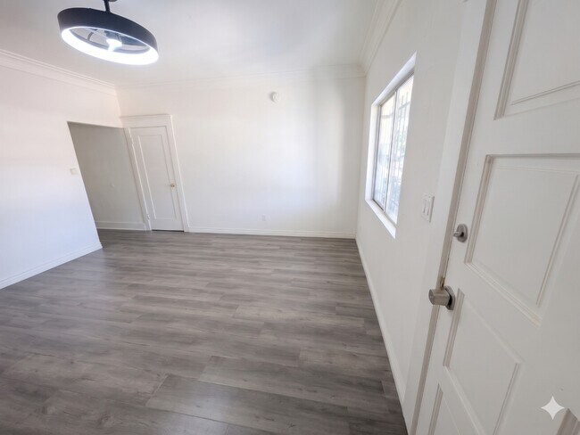 Building Photo - 5263 S Figueroa St