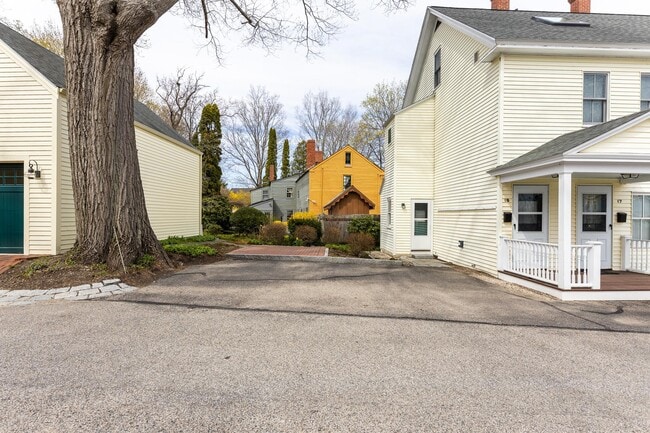 Building Photo - 19 Blossom St