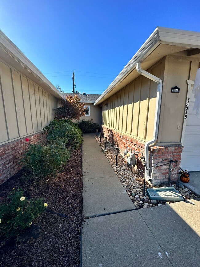 Building Photo - 38245 Parkmont Dr