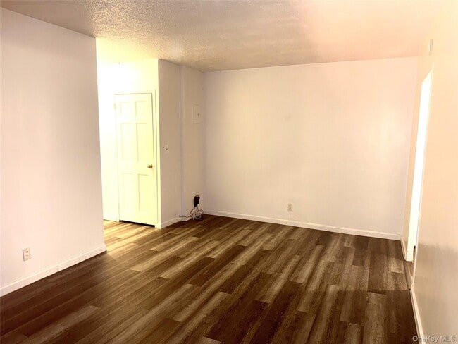 Building Photo - 181 Pearsall Dr