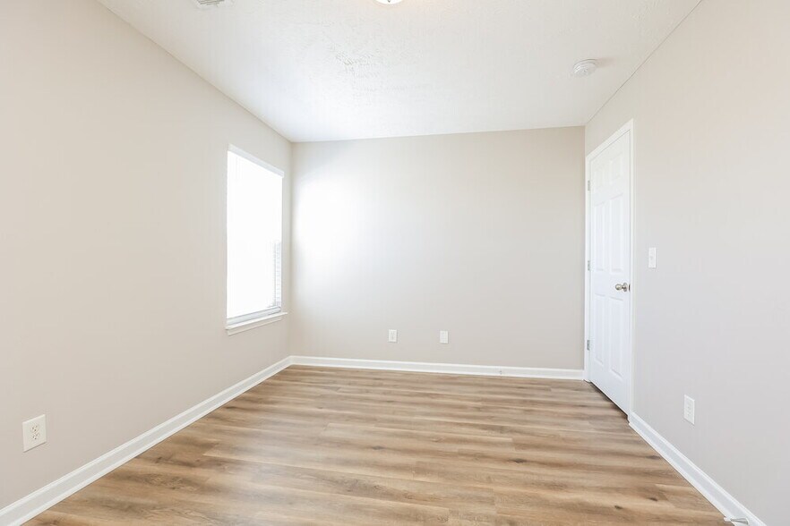 Building Photo - 300 Sarna Dr