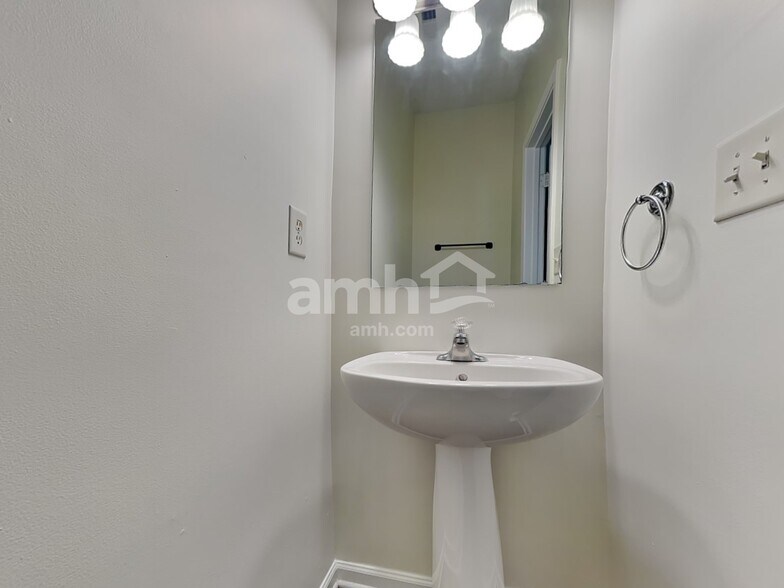 Building Photo - 201 Flanders Dr